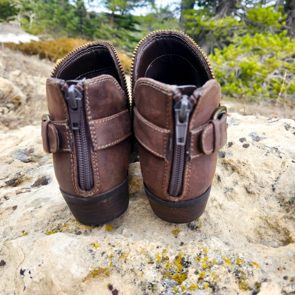 Carlos Santana Brown Ankle Booties Buckle Zipper Low Heel Size 6.5 Boho Western - Picture 3 of 7